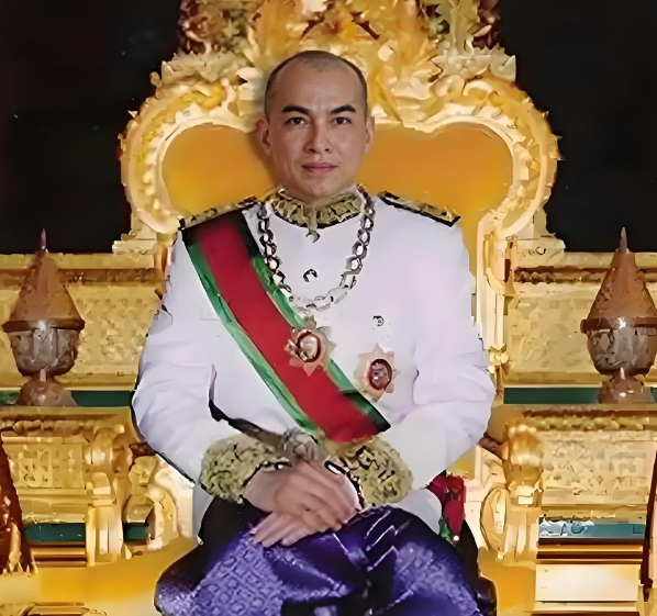 诺罗敦·西哈莫尼非常聪明，深知柬埔寨是洪森说了算，无欲无求了。诺罗敦·西哈莫