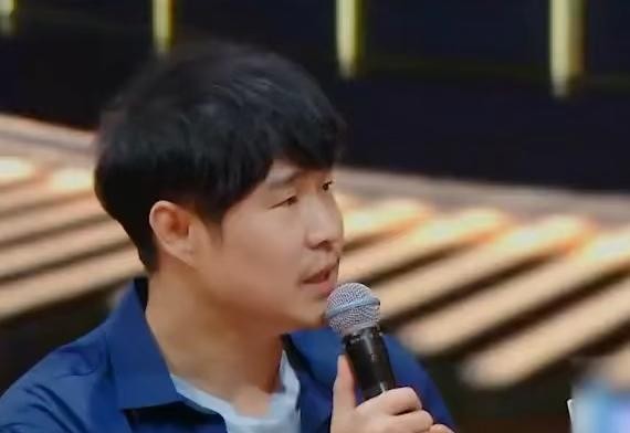 小沈阳放弃小品根本不是江郎才尽，是他自己主动不干了。2021年他在节目里把话说得很直白：研究不出好包