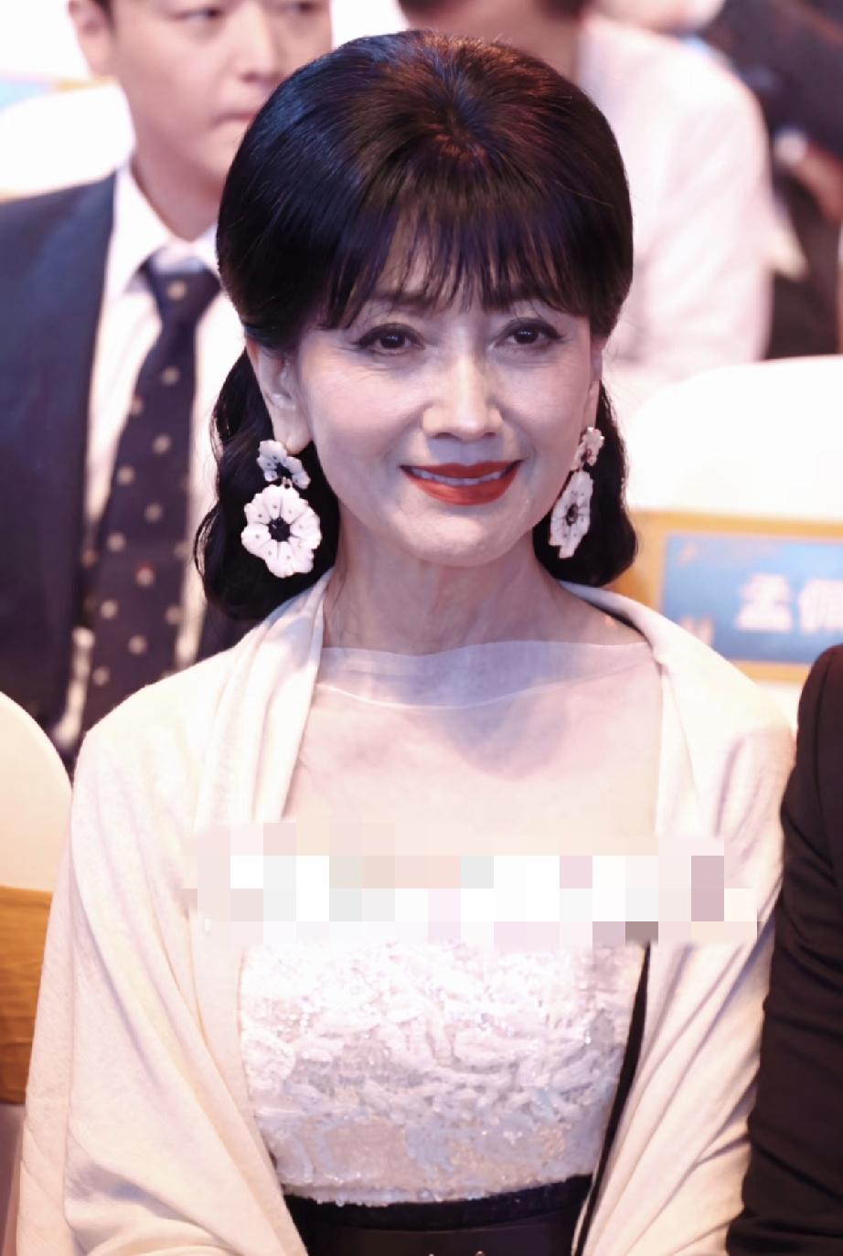 8月28日，赵雅芝参加长春电影节闭幕式，她作为嘉宾在台上讲话，远看状态挺好的，但