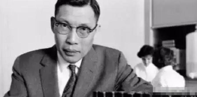 1950年，北大一位教授悄悄把家里米缸加满了米，装出一副还要回来的样子。然后留下