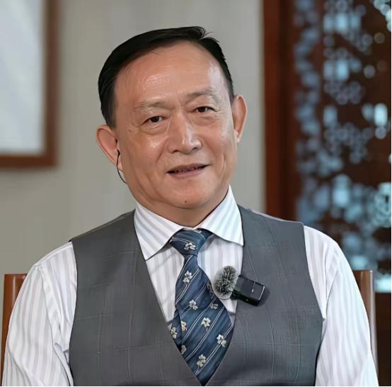 网上流传这样一段话，卢麒元声称：“有人想把我们喝的水、用的电、上的网，打包卖给资