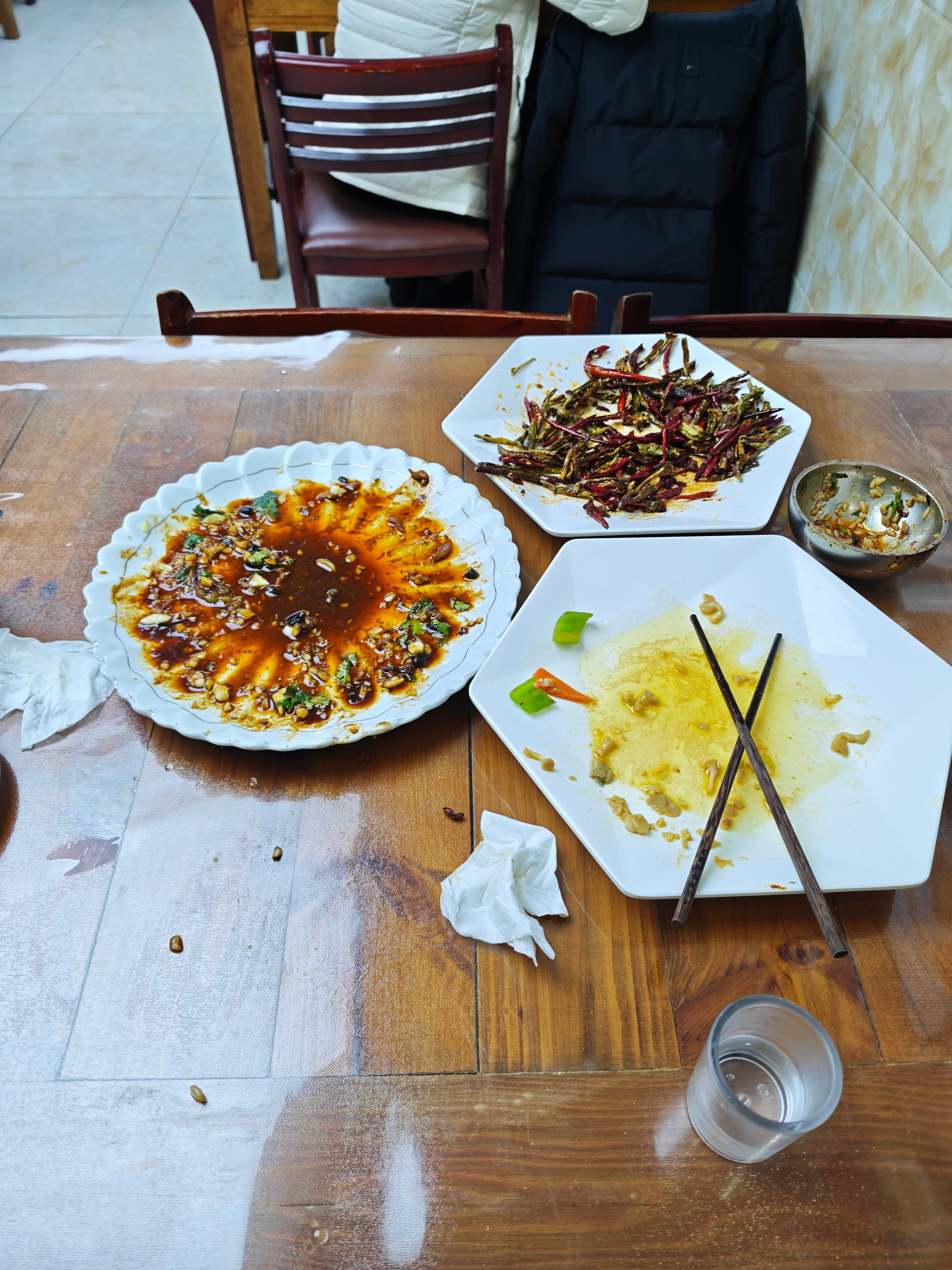 长白山边上吃到二十年老店了，我想点三样，老板说你肯定吃不完，我说没事，吃不完我打