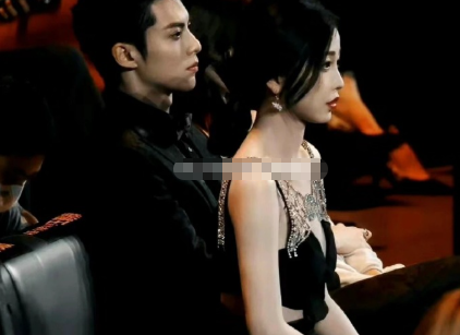 怪不得女明星皮肤都这么好，原来全身都涂满了粉底​​​