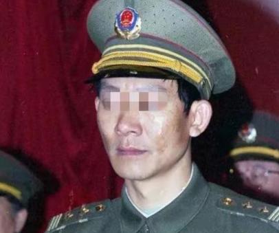 1992年，一名缉毒警察受邀参加颁奖仪式，由于主办方的失误，不小心切成了直播，导