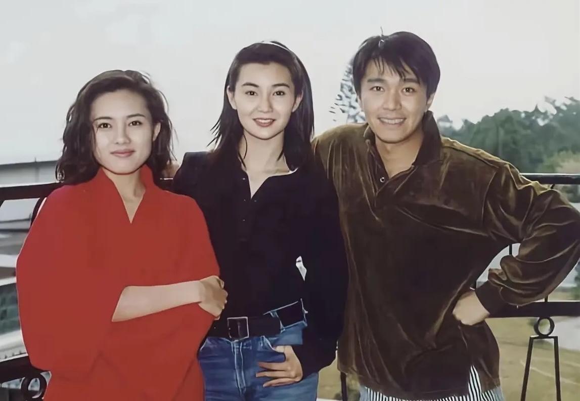1992年，周星驰与张曼玉、李丽珍在电影《家有喜事》剧组合影。当时的港星，真