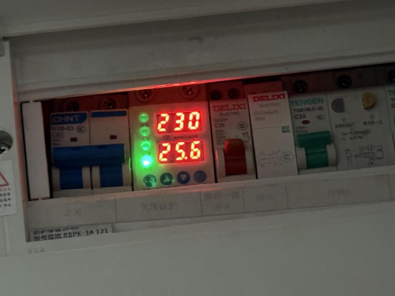 刚到家打开空调，同时开了3台内机，看了下家中的电流表，25.6A左右，对应的功率