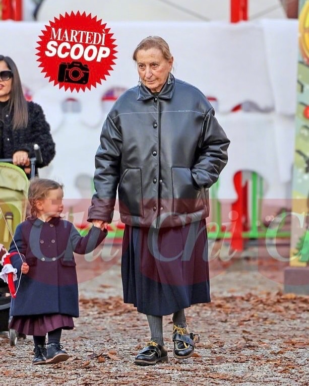 75岁的MiucciaPrada女士最近在米兰的一个圣诞小镇公园与她的孙女一