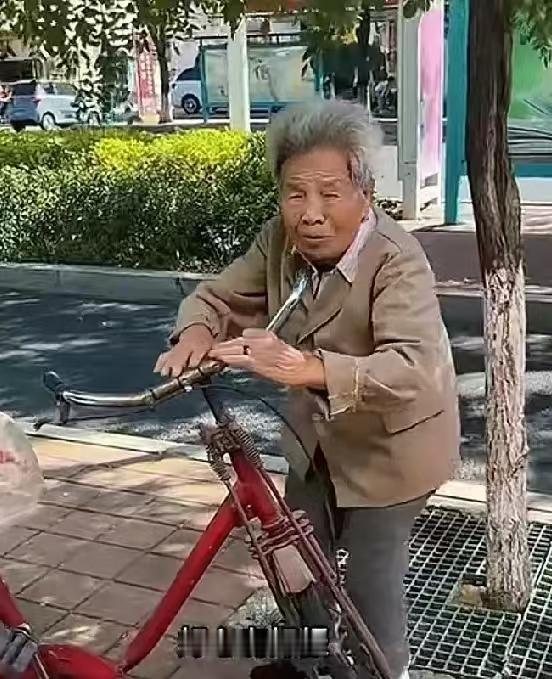 吵翻了！90多岁的老人沿街叫卖鞋垫，一个大姐看她可怜，一口气买下剩下的67双鞋垫