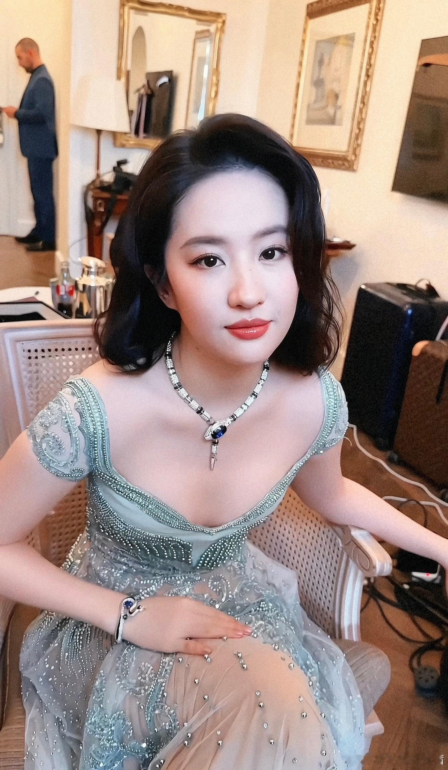 刘亦菲这组复古造型曝光，仿佛从旧时光里走出的精致女郎，每一处细节都透着名媛的优雅