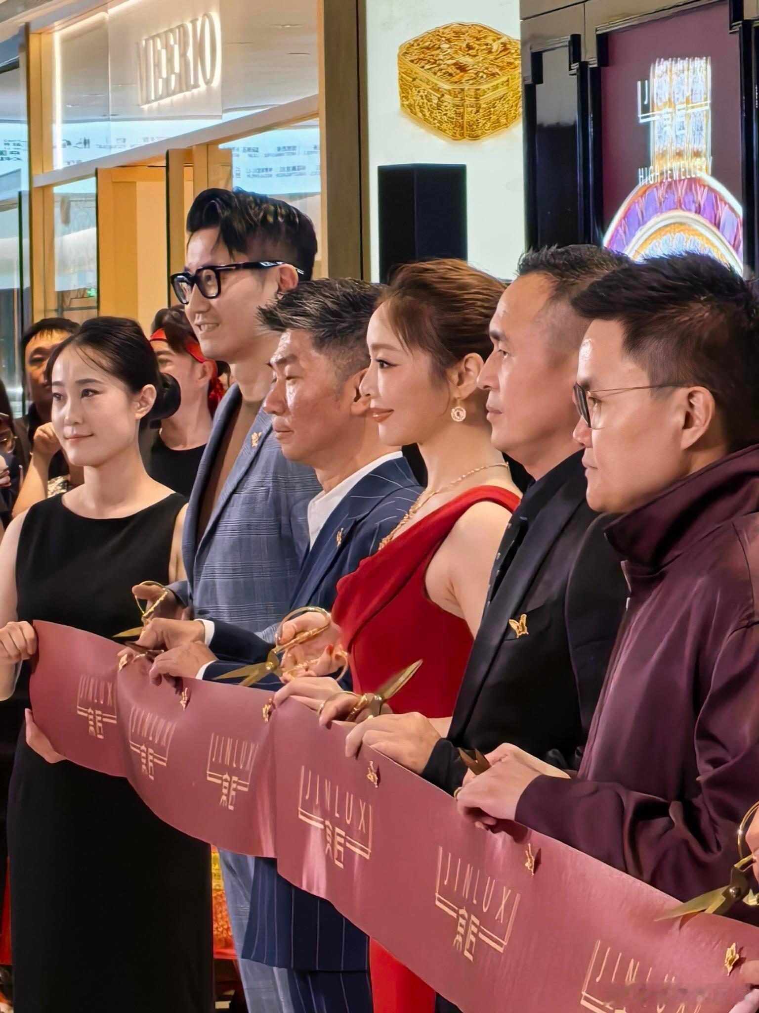 高叶把北京商场走成了秀场高叶姐这红裙配金珠的造型也太亮了吧，明艳得像团小火焰，逛