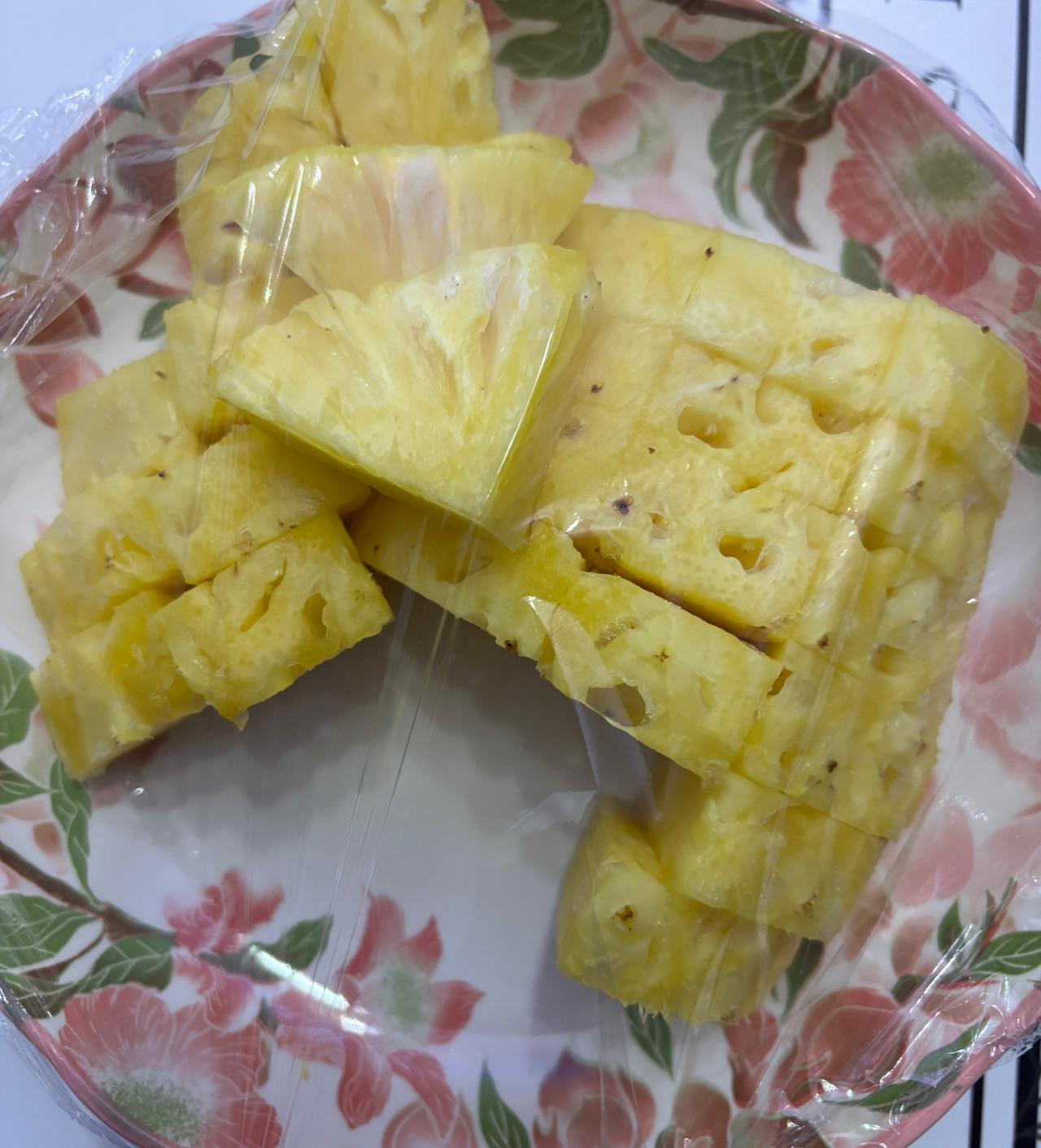 我是北方人，小时候第一次吃菠萝的时候，搞得非常尴尬。菠萝是亲戚送给我们的，亲戚说