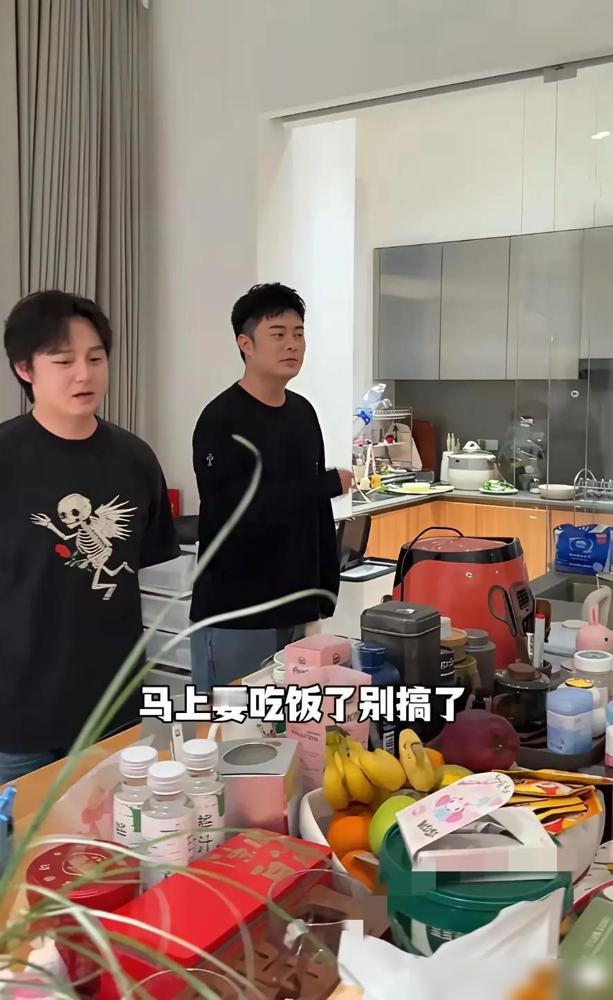 陈赫最新家庭视频爆了，豪宅乱得像个杂物间。镜头里他和张子萱陪俩女儿打闹，床尾电视