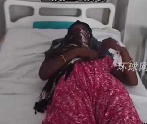 30岁的索玛裹着薄衫出门家里连个独立厕所都盖不起，她只能绕到屋旁的空地解决，这