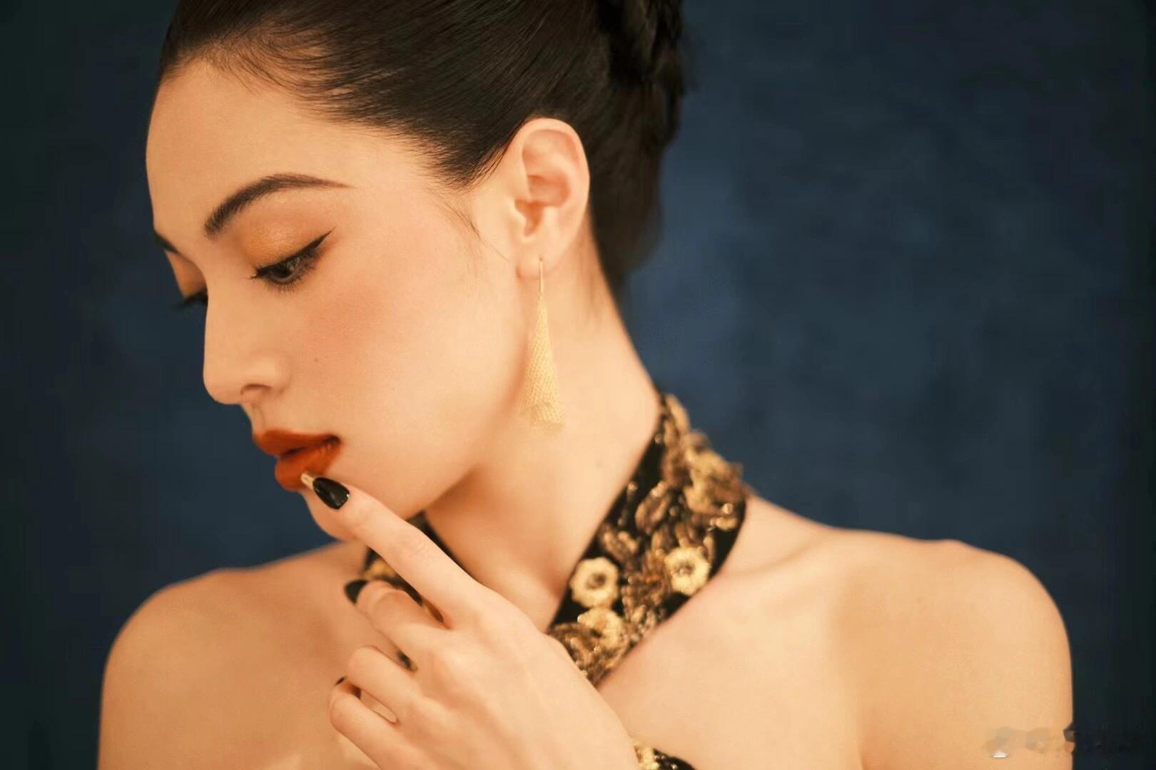 钟楚曦戛纳中国青年电影之夜身着Marchesa2017秋冬花朵刺绣裙，明艳冷艳