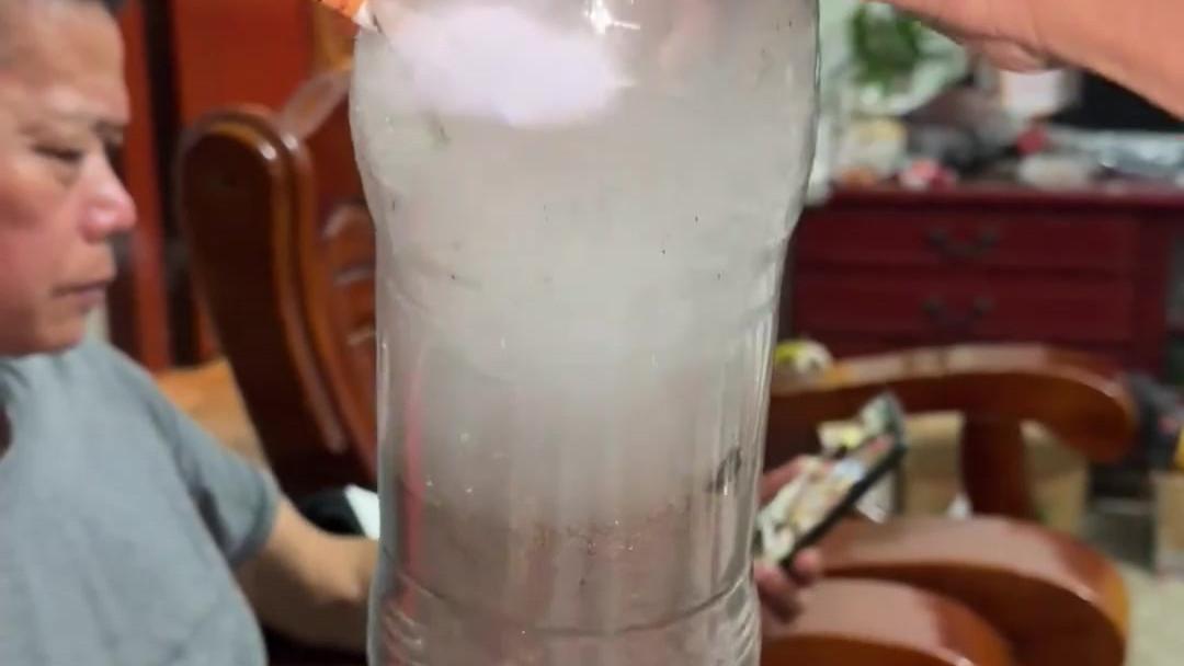 妈妈给爸爸发明的烟灰缸，整个房子一点烟灰都没有了，网友：真是非常方便的发明