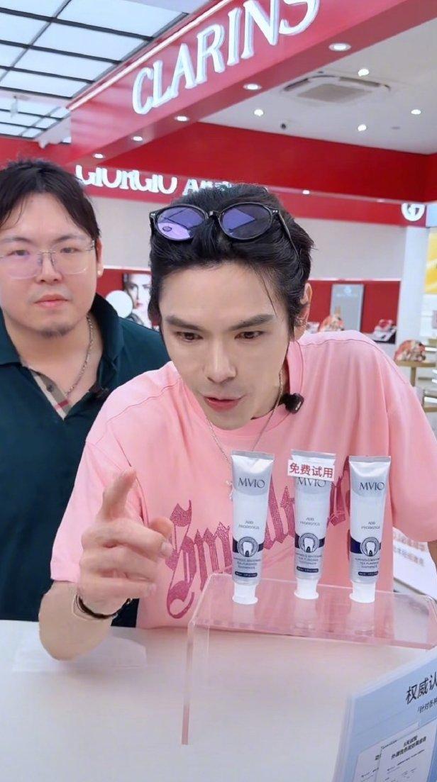 事实上，只有得到世俗的成功才会得到尊重。向佐要是干啥啥不行，这次就算接受了易