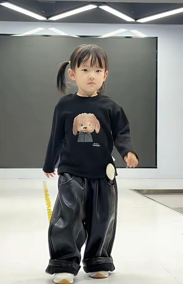 黄一鸣还是厉害，自从替闪闪确认要参加中国国际时装周的走秀活动以来，短短时间就把闪