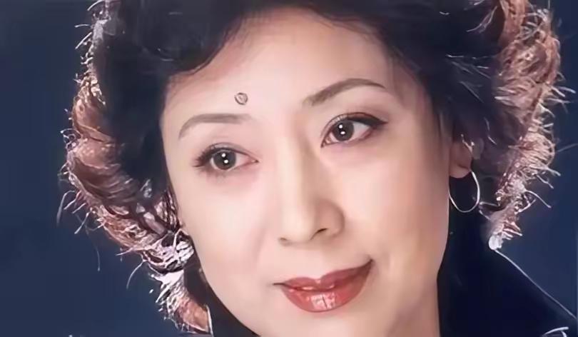 1990年，歌唱家关牧村因丈夫的长期家暴，毅然提出离婚，丈夫强硬地表示离婚可以，