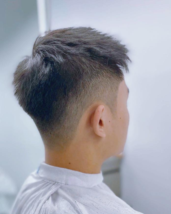 “玩不起！”山东菏泽，一男子在理发店办了张会员卡，每次理发19元，卡里还有400