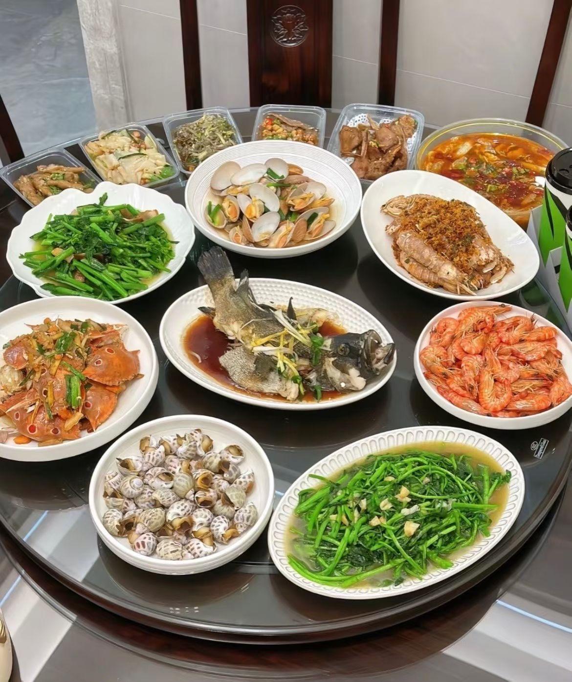 广东的朋友看过来,就是我们这东人最喜欢的清清淡淡的菜,广东人最爱的白焯虾,蒜头炒