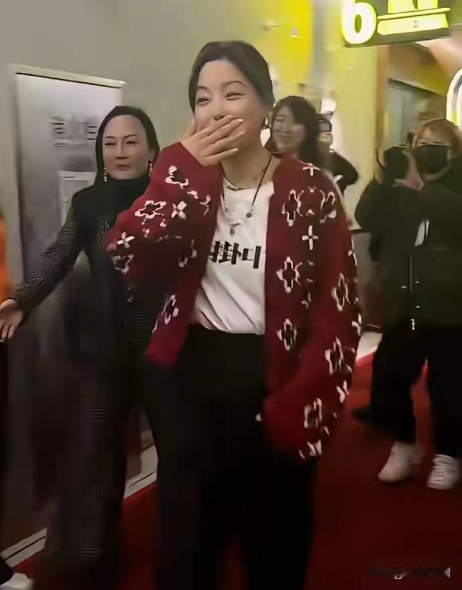 近日，辛芷蕾回老家黑龙江鹤岗的视频登上热搜，没想到她如此接地气。看到自己的老