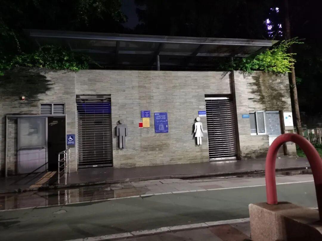 8月22日大河报报道，广东佛山，一名女外卖员大半夜跑单，半路急着上厕所。她导航搜