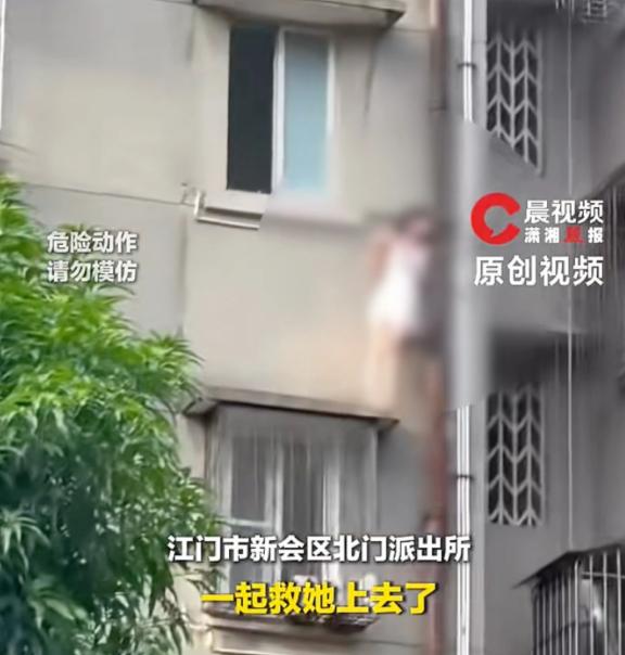 广东，小情侣每天在房内亲密运动，不知道男生哪里惹女友生气了，当时女子衣着暴露，二