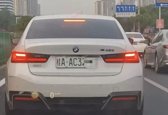 该说不说，渐变绿真的丑，这也是我不想买电动车的原因之一，话又说回来，车牌的颜色是