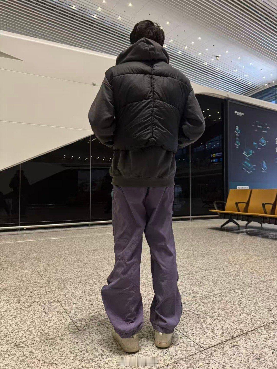 烦死了，早上出门时拿错了儿子的马甲，我就说明明是新衣服，怎么袋子有东西，一摸几包