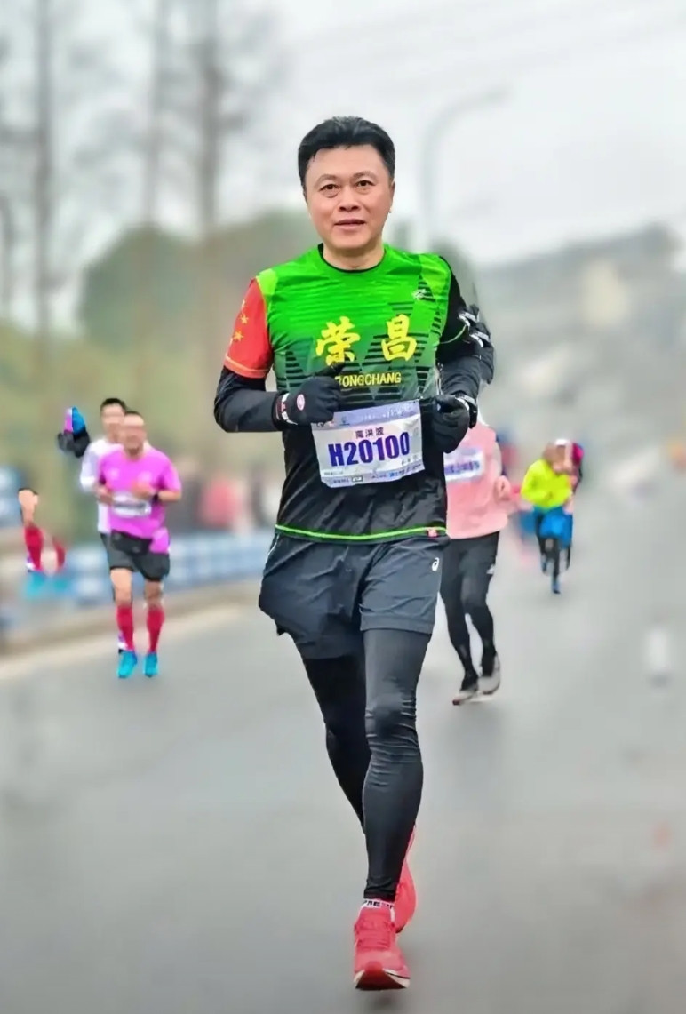 从另一视角看荣昌的高洪波书记。正厅级的职场生涯，60岁到点，几乎是通例，无论