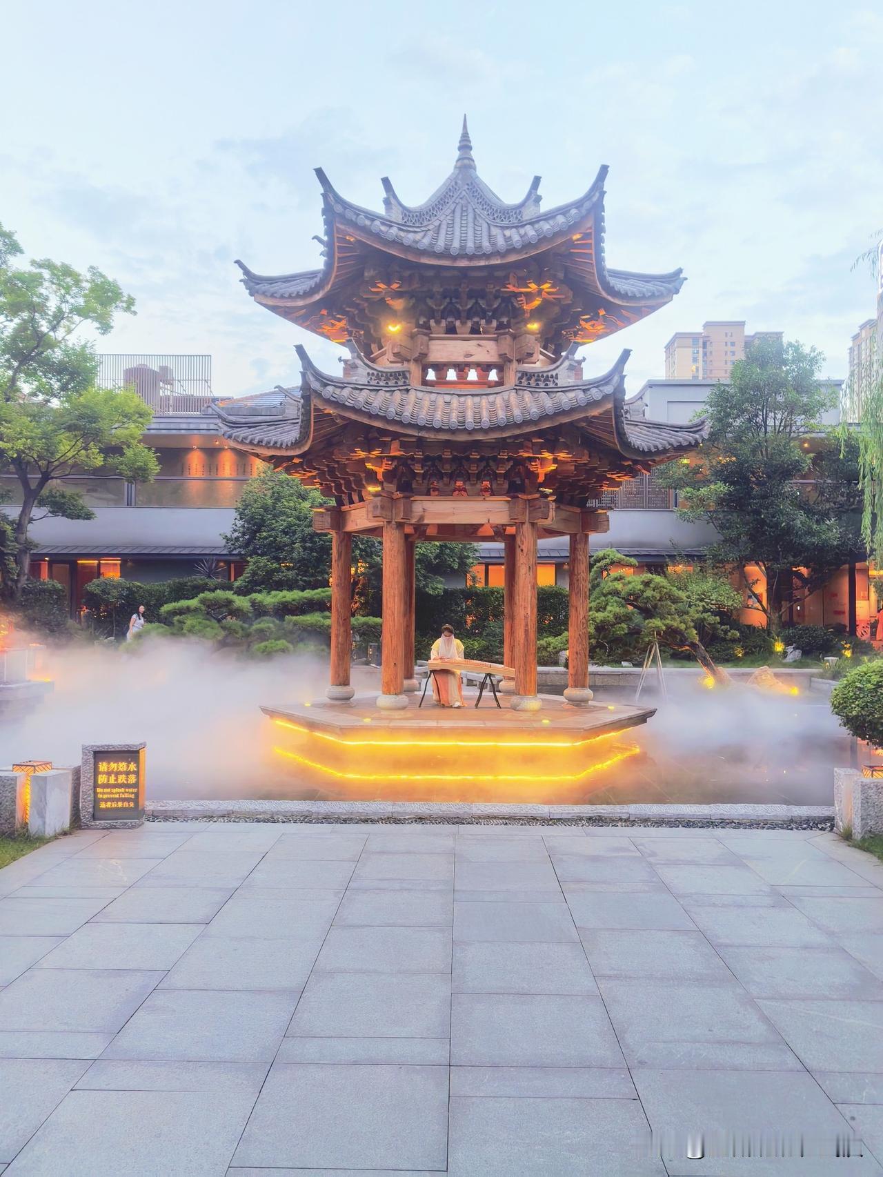 今天晚上吃饭，邻桌一对夫妻看出我们是外地人，就问我们是哪儿过来的？我说是从武汉过