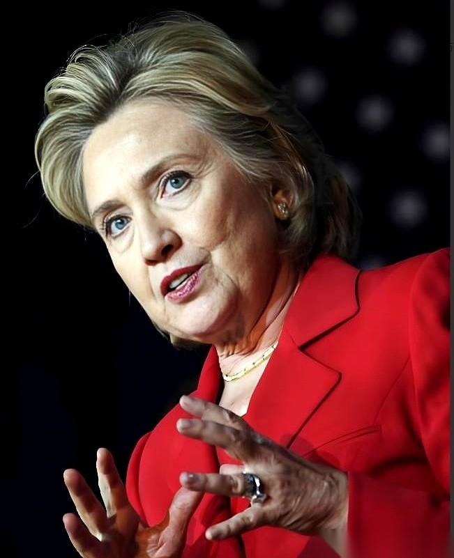 希拉里这次在镜头前是真的不留情面。她直接对着特朗普开火，甩出了一个极具攻击性的