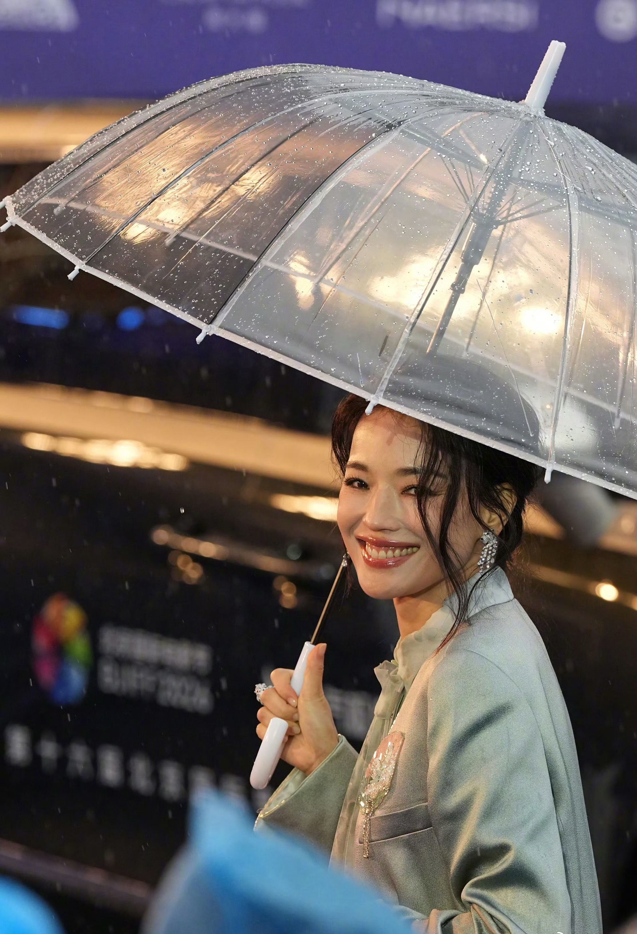 舒淇雨中回眸舒淇这个雨中回眸神了！每一帧定格都是大片既视感舒淇完全女王来的北影节