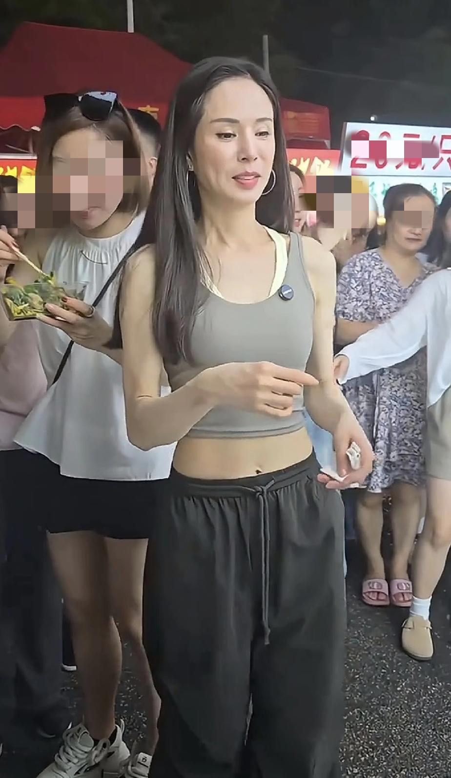 看到丰腴饱满的翁虹，李若彤知道自己输在哪儿了吧？上了年纪的女人一味求瘦，那