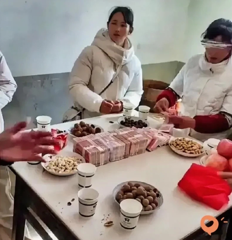 江西九江，一对情侣准备结婚，男方家虽不富裕，但为了儿子能够顺利结婚，筹齐了女方要