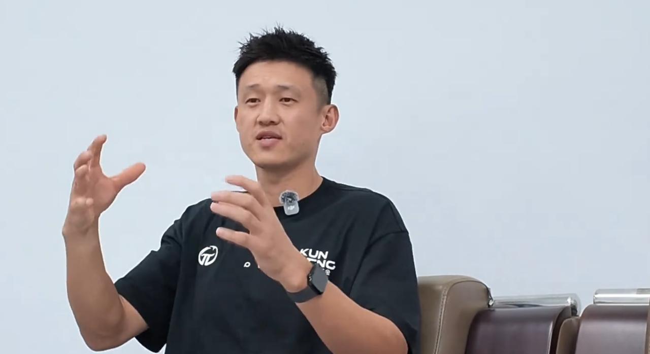 周鹏措手不及！今天上午，CBA官网更新自由球员名单，周鹏出现在自由球员名单中