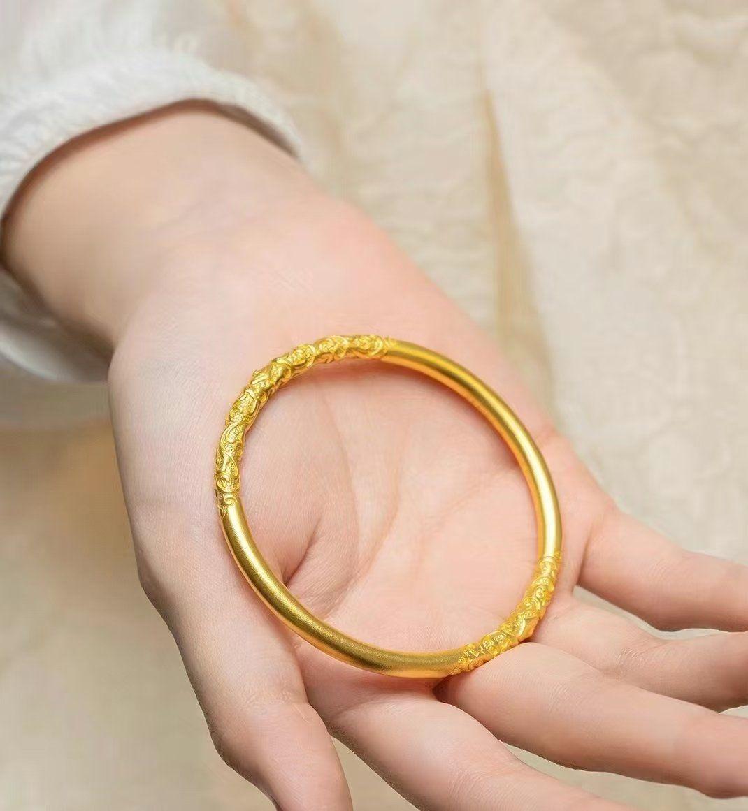 “这胆子太大了！”上海，一女子看金价猛涨，就拿着28.29克金镯子去金店变现，金