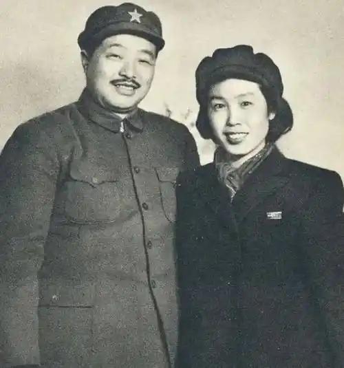 1935年，贺龙找到27岁的女部长李贞，开口第一句就是：长征路太苦，我给你找个伴