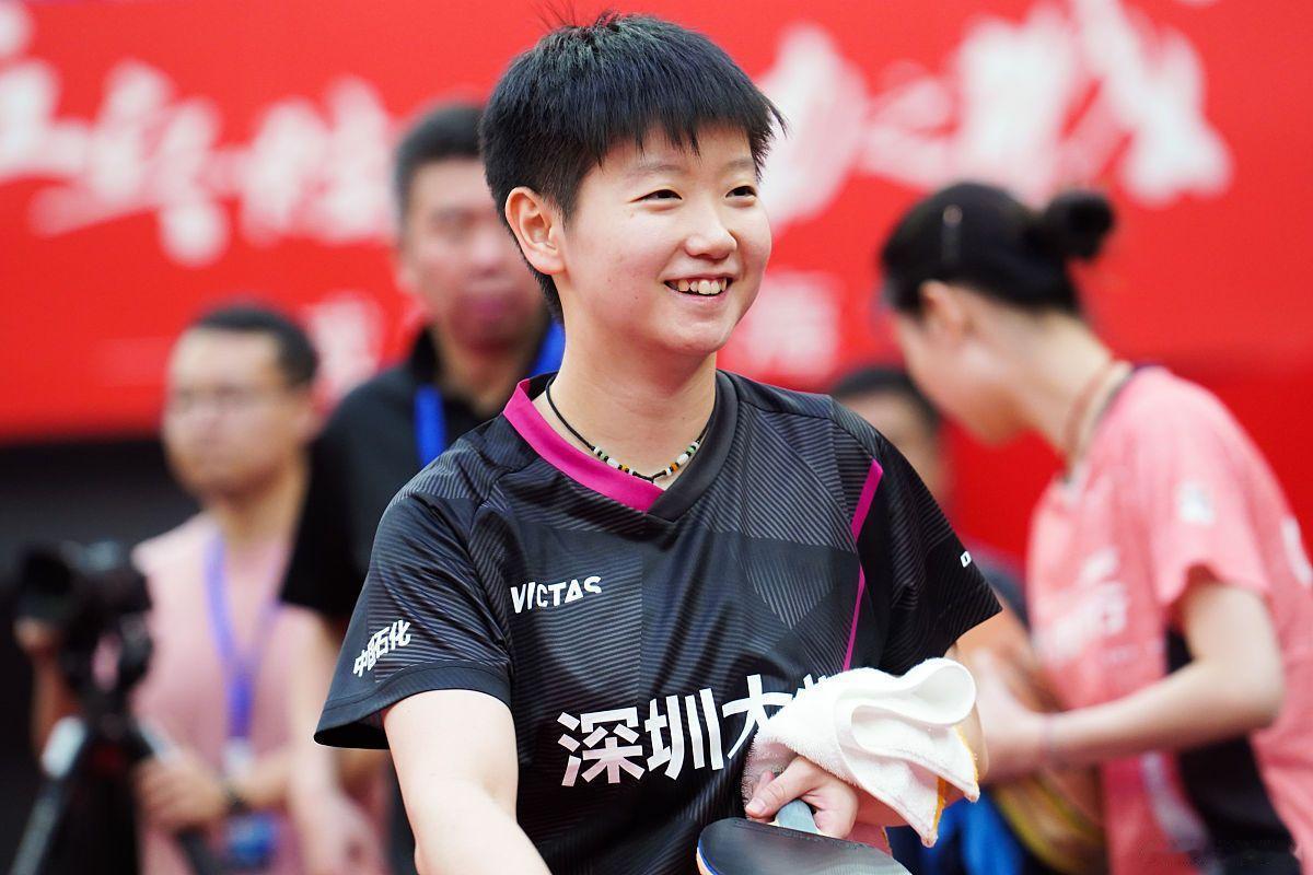 莎莎给深大队送来祝福！深大队最新视频显示，深大队冠后，莎莎悄悄送来了祝福称，这