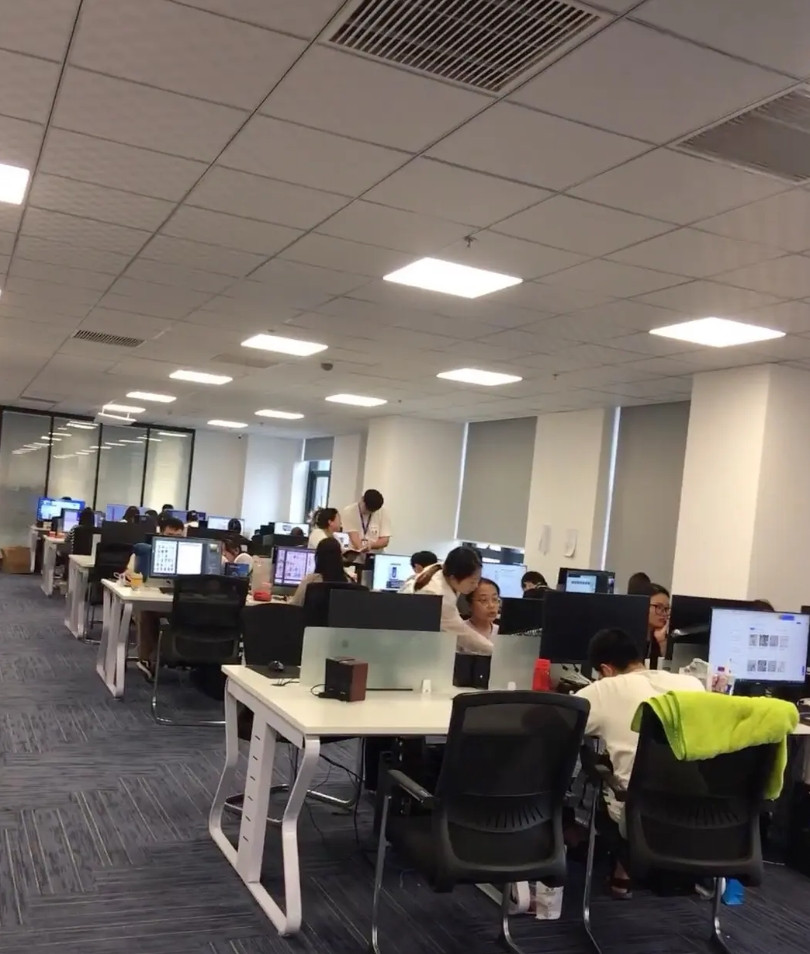 公司一同事被辞退了，今天跑来公司闹，原因是不满公司赔偿方案。公司赔偿：N+1，