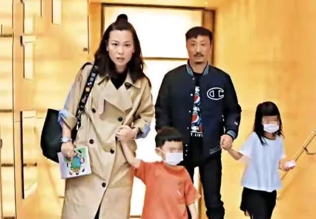 郑中基真的属于那种装傻的男人，明知道余思敏嫁给自己图钱，愣是婚姻期间不给多余的钱