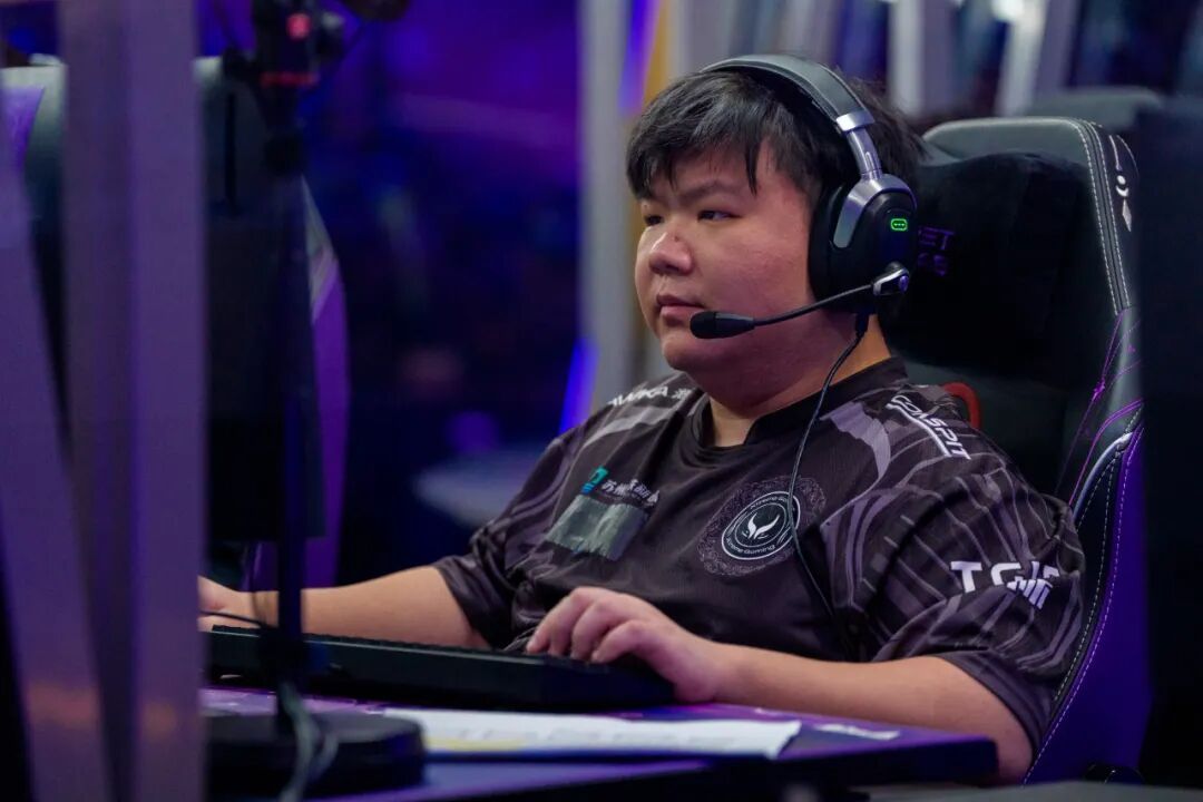 赵子星跟弹幕闲聊主动爆料说自己这赛季原本打算跟毛哥一起去VG，但后来看到VG拟定