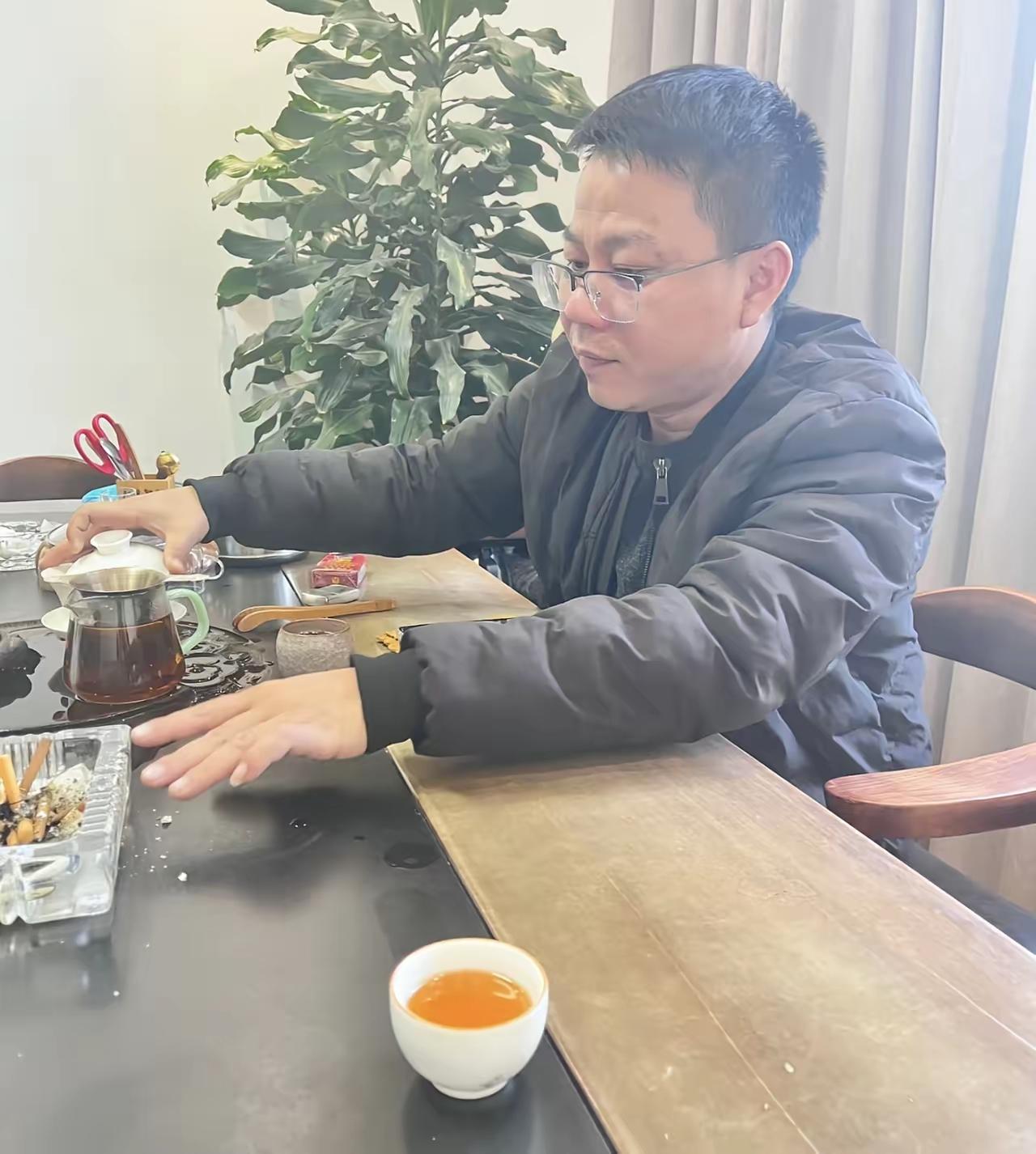 我认识一个身价3000万的老板，巅峰时期，开100多万的豪车，住独栋别墅，但现在