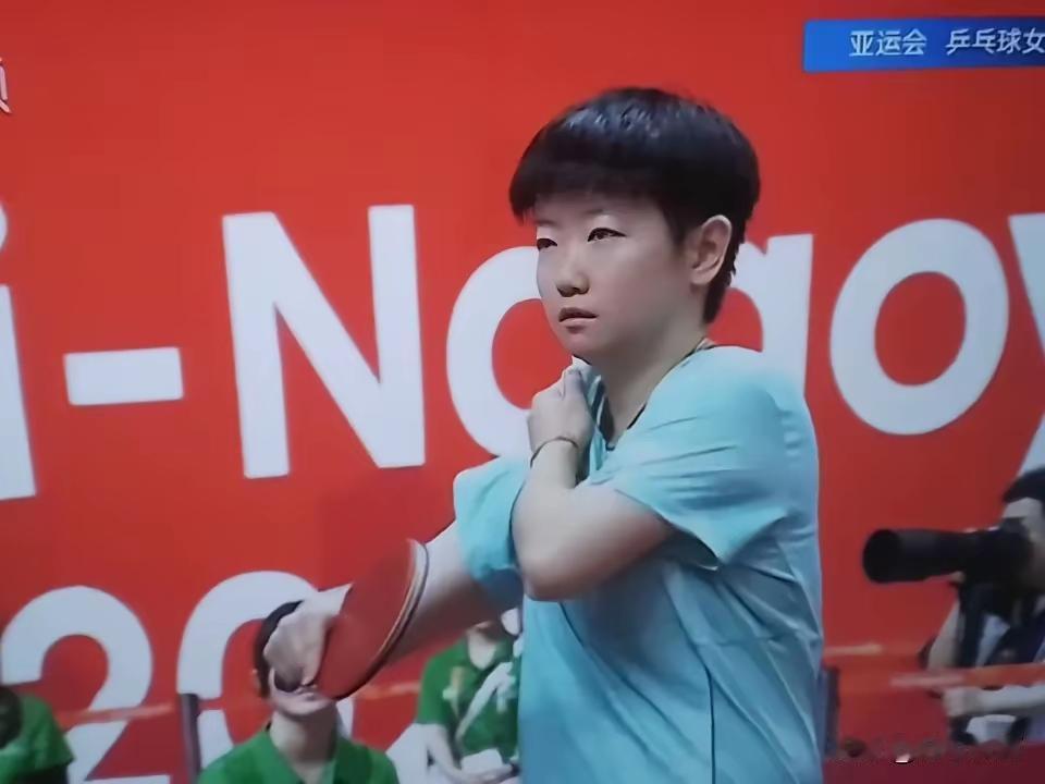泰国帕拉南可不简单，用两个反手发球拿捏莎莎。看来赛前做了功课。但是她忘了:
