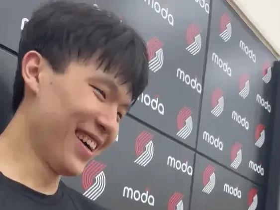 NBA情报局7月06日讯嗨，咱们青岛的小将杨瀚森在夏季联赛后的采访中可机灵了