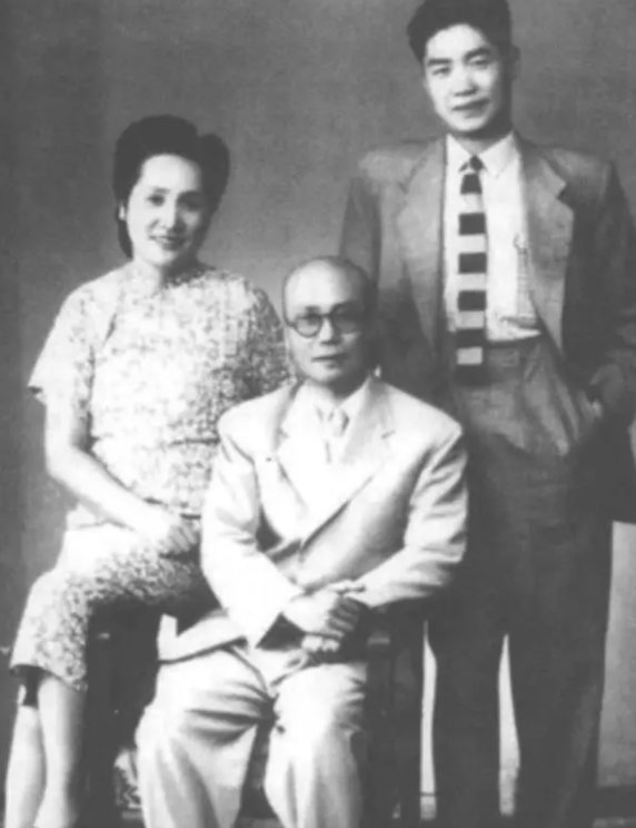 1946年，地下党前往指定地点与人接头时，突然看到来人是国军中将，大惊之下脱口而