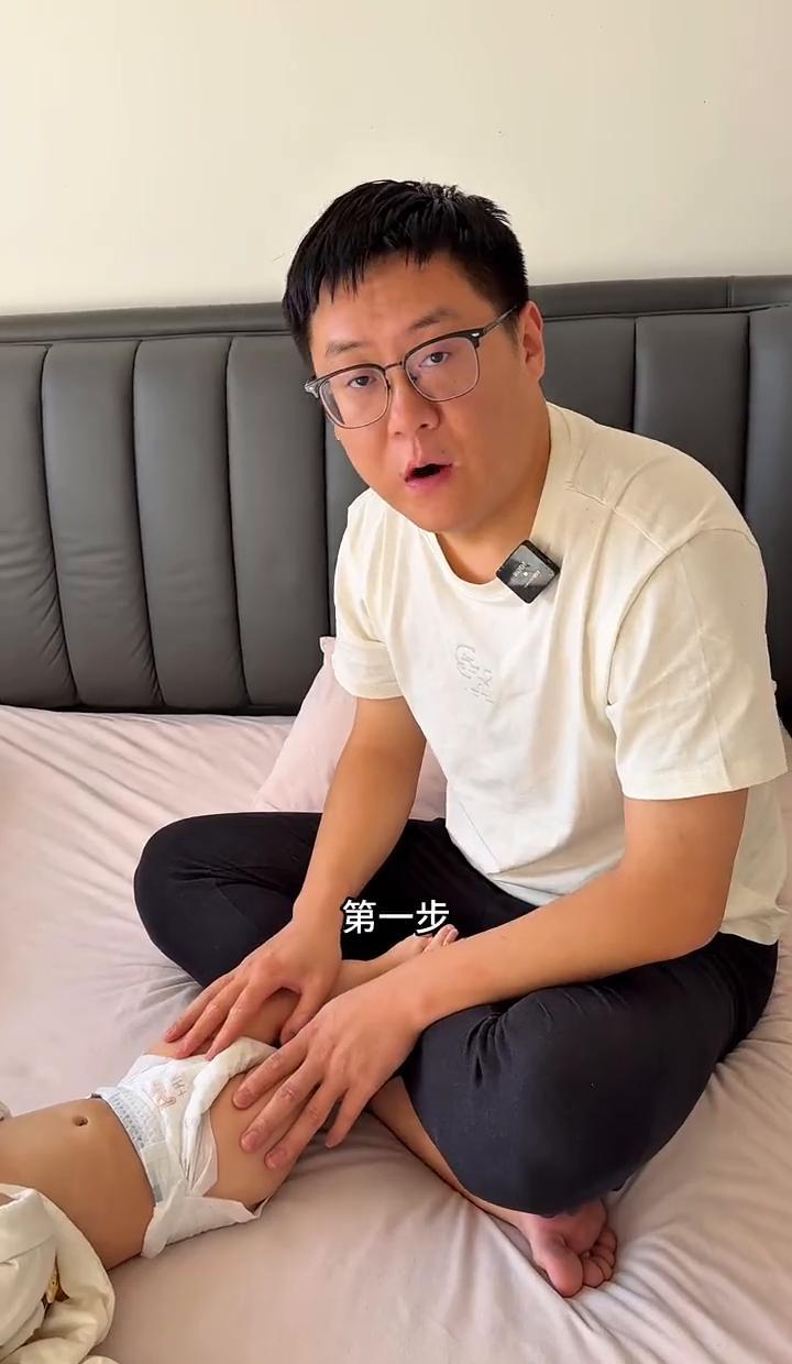 宝宝三天没拉，这个动作比揉肚子更管用。我见过太多家长，孩子一不拉就急着顺时针揉