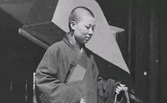 1949年，郑州妙金庵的僧尼素心突然失踪，被发现沉尸水中。师太淡真过来，借着念
