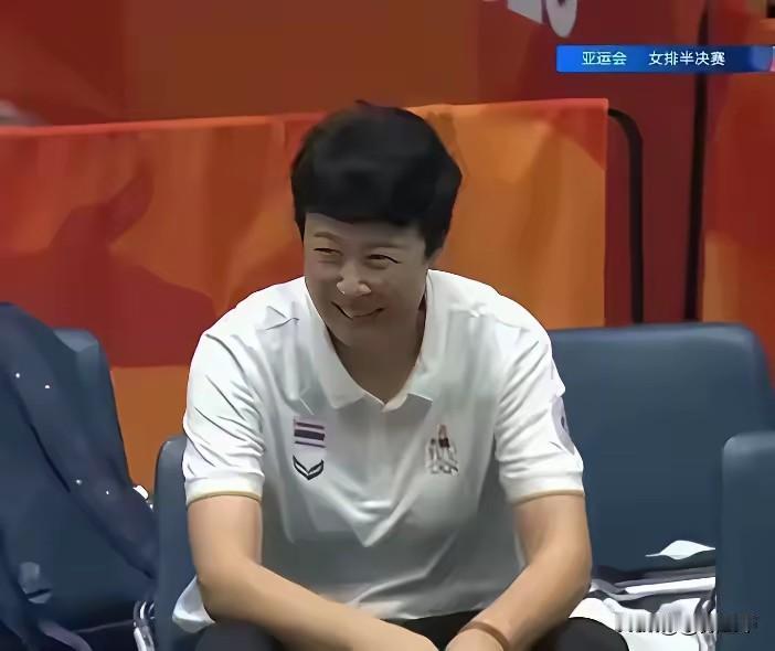 怎么回事，又在亚运会排球赛场看见冯坤儿子了，他不用上学吗？按理8岁的小孩在国内要