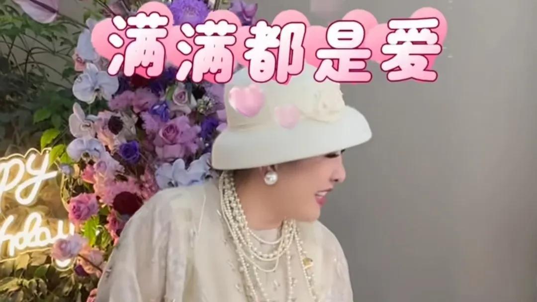 郭碧婷带女儿为婆婆庆生, 向芷活泼可爱嘴又甜, 向太拉小手不撒开